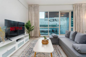 Contemporary 2 Bedroom Apartment with Marina Views, Dubai